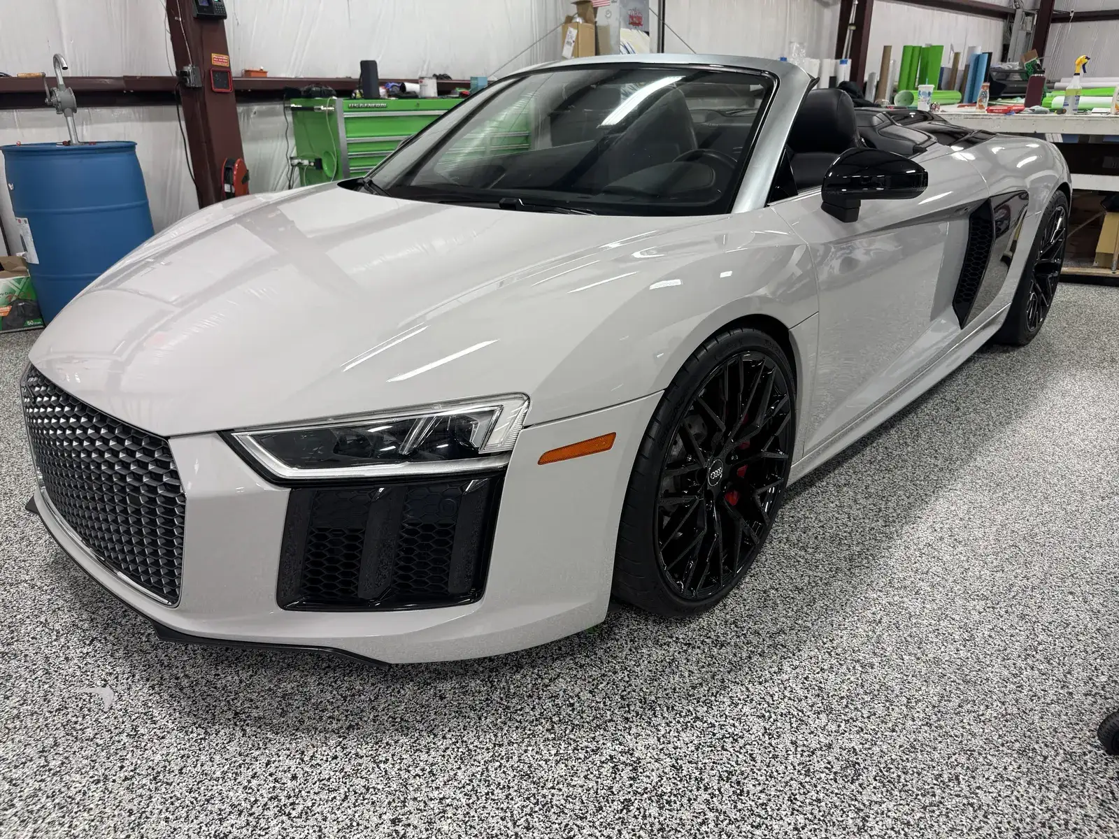 Gloss white with black accents — Audi R8 Spyder